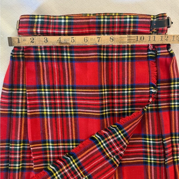 Lord & Taylor Red Tartan Kilt. Size 8 - Picture 10 of 12